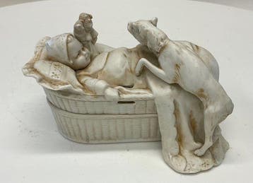 Antiek biscuit porseleinen doosje met slapende baby en hond