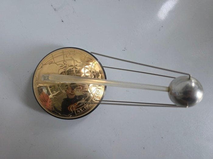 Sovjet-ruimtevaartmechanische Sputnik-1 souvenir muziekdoos, Antiek en Kunst, Antiek | Wandborden en Tegels