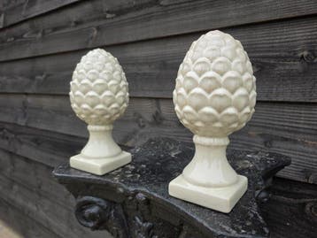 Decoratief ornament (2) - Keramische dennenappelversiering
