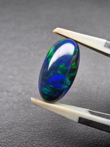 2.35cts Zwarte Opaal Cabochon- 0.47 g