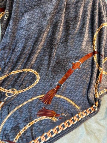Exclusieve plaid met gouden medaillon en ketting,