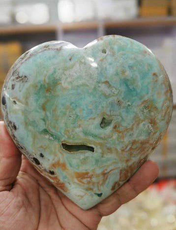 Grand cœur en aragonite bleu — fait à la main et poli — bleu