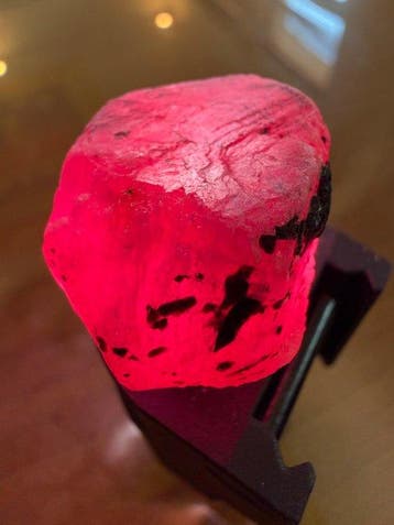 Rubis Brut. Éblouissant rubis rouge pigeon de 79,25 ct, du