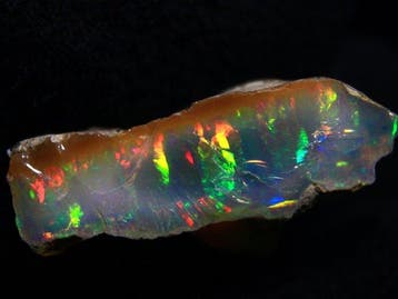 Ct. 26,30 Top Color Ethiopische opaal - ruw - Hoogte: 34 mm