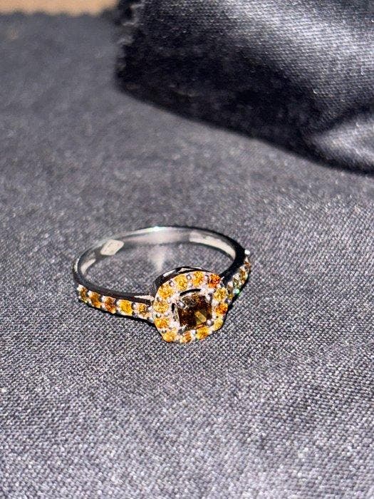 Ring - 14 karaat Witgoud - 0.73ct. tw. Diamant (Natuurlijk), Handtassen en Accessoires, Ringen