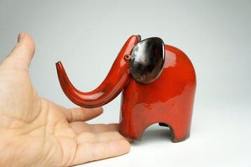 Urszula Despet - Figurine - Red Elephant - Céramique, Antiquités & Art