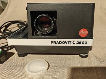 Leitz Pradovit C 2500 with remote control Diaprojector