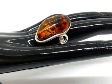 Glanzende Baltische Schatten: Baltische amberring met, Antiek en Kunst