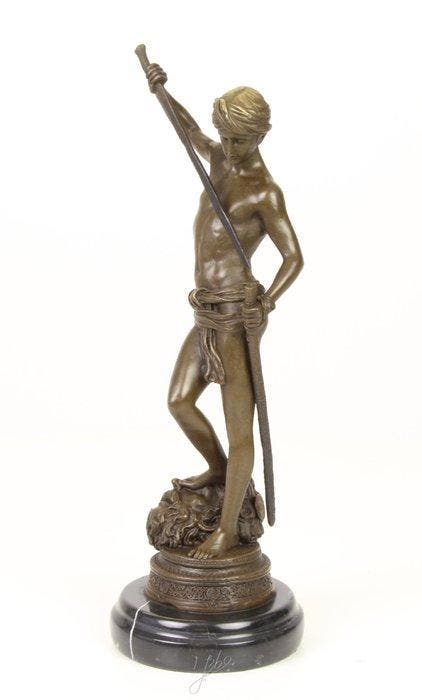 Figuur - A BRONZE SCULPTURE OF DAVIDS VICTORY OVER GOLIATH, Antiquités & Art, Curiosités & Brocante