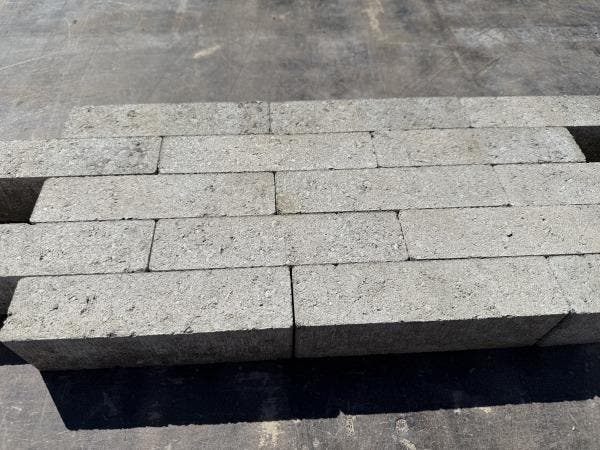 Veiling - 18,24 M2 Waalformaat Beton Grijs Ongetrommeld 20x5, Tuin en Terras, Tegels en Klinkers