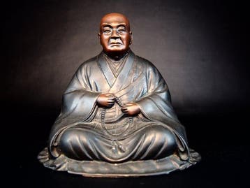 Zittend standbeeld van Nichiren Daishonin , oprichter