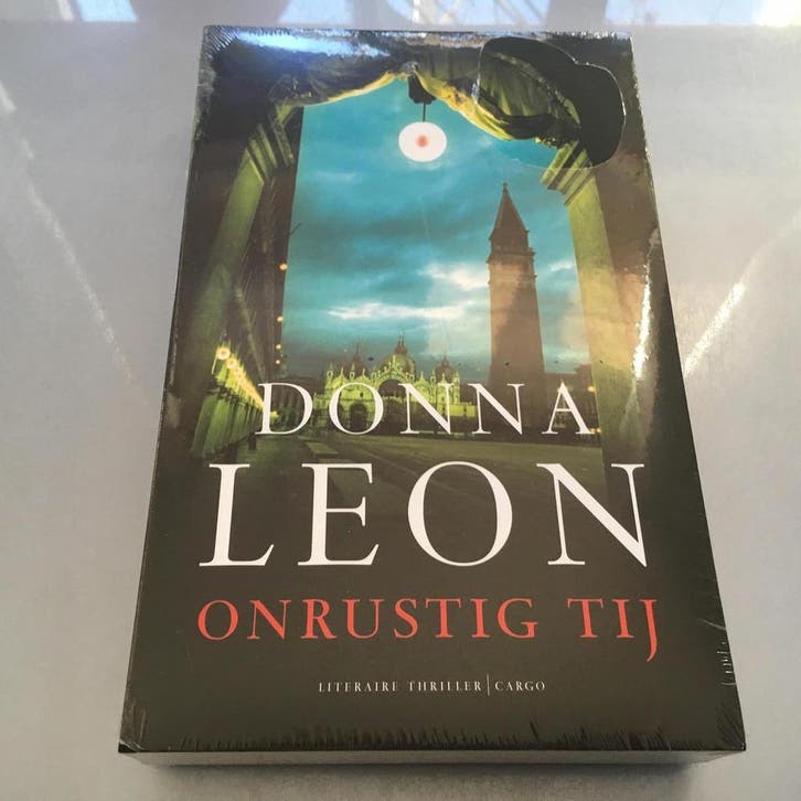 Onrustig tij 9789023465874 Donna Leon, Boeken, Thrillers, Zo goed als nieuw, Verzenden
