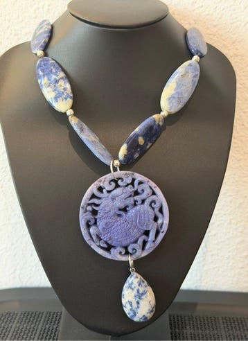 collier de petites figurines de soldats et médaillons en