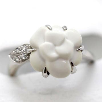 Chanel - Ring - Camélia - 18 karaat Witte chalcedoon,, Handtassen en Accessoires, Ringen, Nieuw