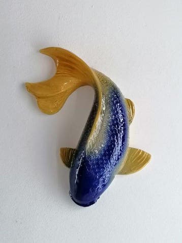 Vanessa Bonino - sculptuur, Koi carp - 37 cm - Majolica -