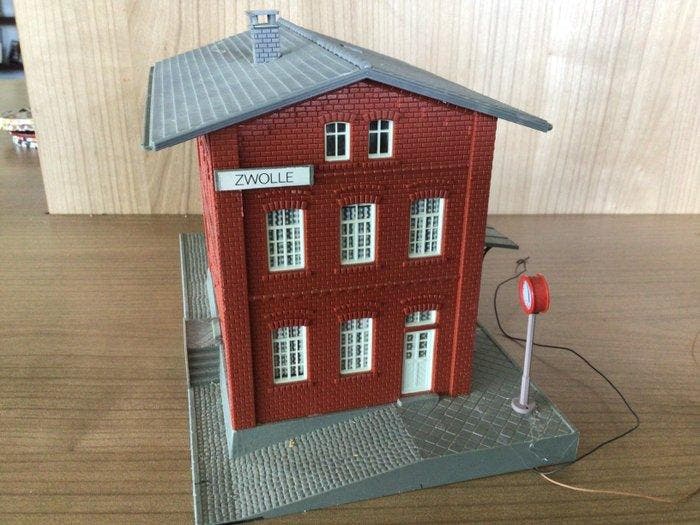 Pola H0 - Modeltreingebouwen (1) - Stationgebouw met perron, Hobby & Loisirs créatifs, Trains miniatures | HO