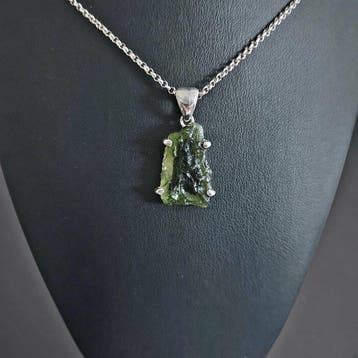 MOLDAVITE. Set met hanger en ketting van 925 zilver.