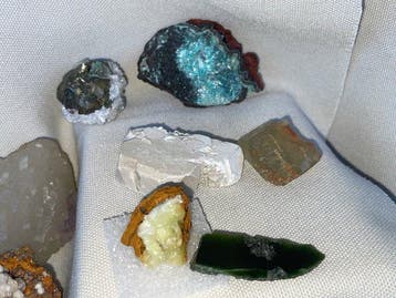 verzameling mineralen Kristallen op matrix- 1088 g - (14), Verzamelen