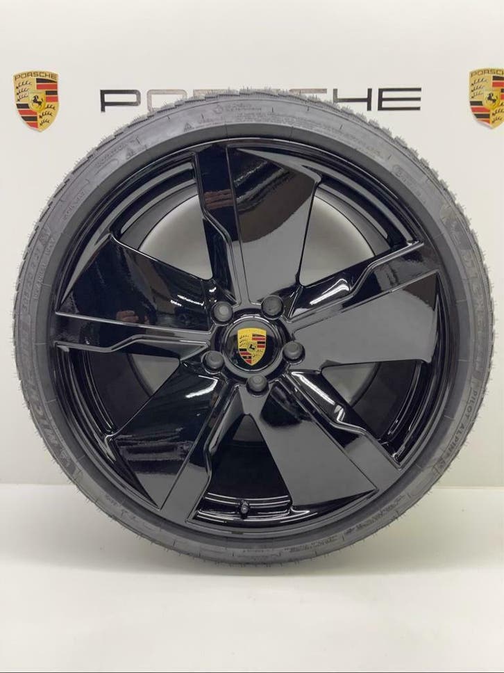 Porsche Taycan 21inch ExclusiveDesign zwart met winterbanden, Auto-onderdelen, Banden en Velgen, 21 inch, Winterbanden, 305 mm