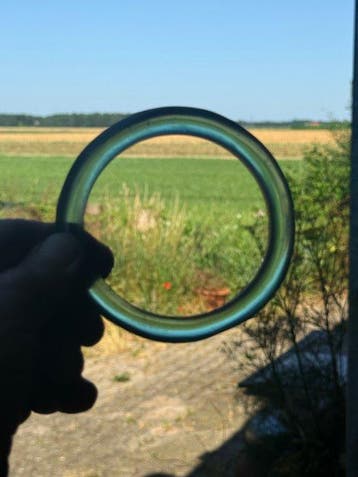 Van de families van het stamhoofd: een glazen ring die wordt