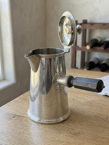 Chocolatière ancienne en métal blanc argenté avec manche en