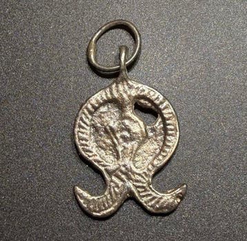 Viking periode Verzilverd brons Zeldzaam amulet met een