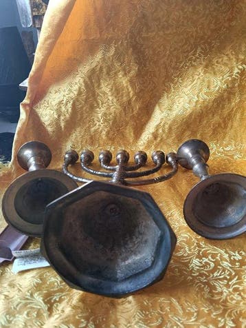 Een Judaïka-collectie van brons en koper: Menora met zeven