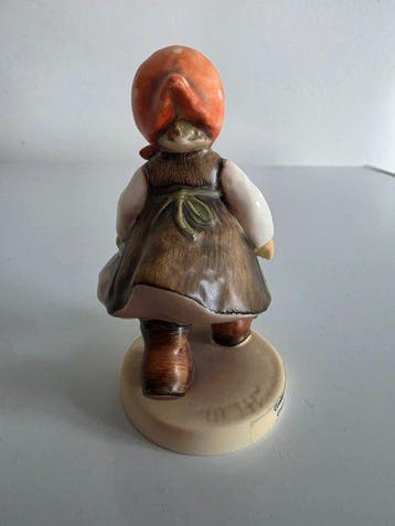 Goebel - Beeldje - Großmutter wartet / Grandmas Girl -