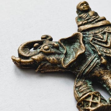 Anciens Indochinois Bronze Bouddha assis sur un éléphant —, Antiquités & Art