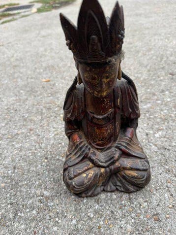 Guanyin zittend op de kroon van Amitbha - Hout, Lak - China