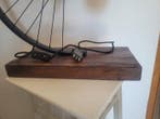 Lampe de table - Métal, Bois - Lampe à roue de vélo recyclée