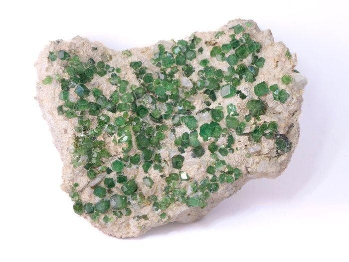 Démantoïde Kristallen op matrix- 1365 g, Verzamelen, Mineralen en Fossielen