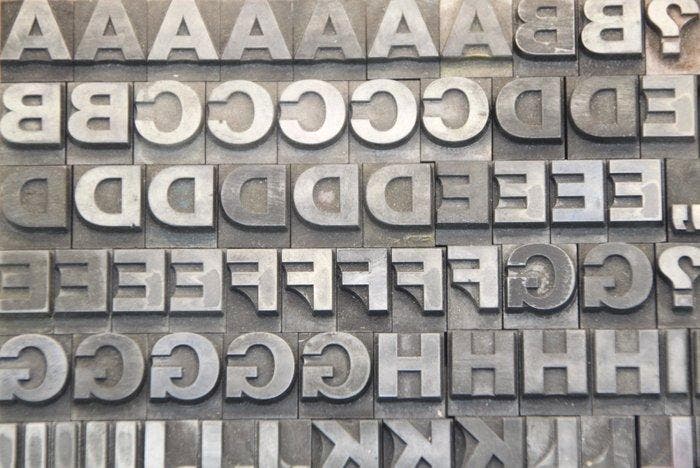 Blocs dimpression - een letterbak gevuld met een volledig, Antiquités & Art, Antiquités | Assiettes décoratives & Carrelages