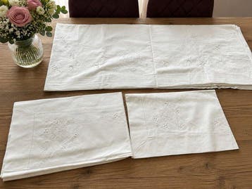 Set lenzuola matrimoniale in lino con ricamo a mano di