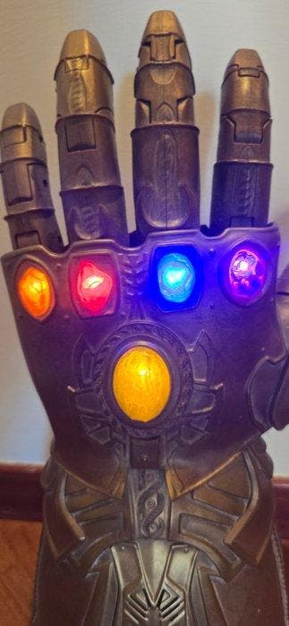 Marvel: Avengers - Hasbro - - Film rekwisiet Gauntlet Thanos, Collections