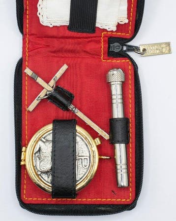 Crucifix - Leder, etui voor het priesterlijke viaticum -