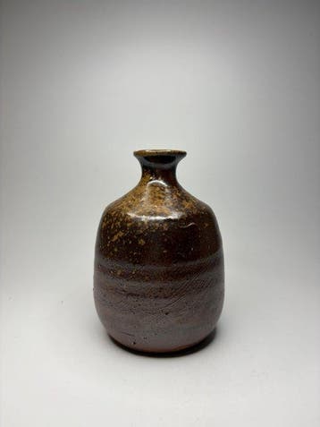 Japanse Bizen Ware Tokkuri – natuurlijk ovengetransformeerde
