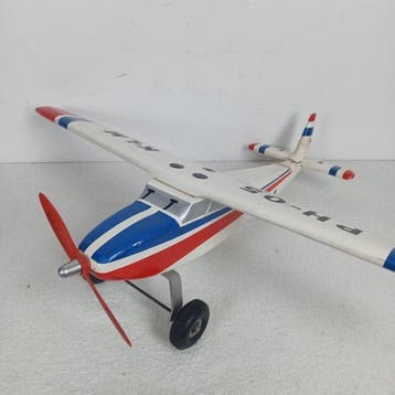 Modelvliegtuig - Een motorig propeller- houten vliegtuig