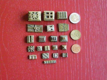 TWINTIG ANTIEKE GEOMETRISCHE GOUDGEWICHTEN 302 gram -