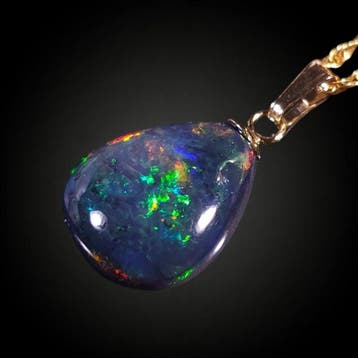 Geen bod – 4,95 ct Donker peervormige opaal met groen en