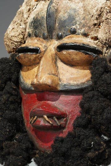 Een houten masker - oorlog - Ivoorkust (Zonder minimumprijs)