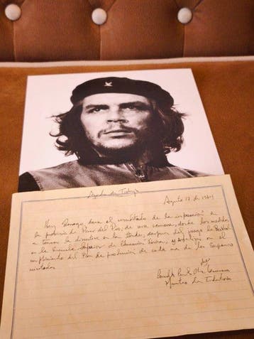 Ernesto Ché Guevara - Authentic handwritten document signed, Nieuw