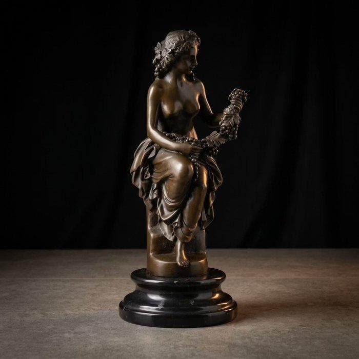 Statue, Vrouw met druiventrossen / Bacchante - 27 cm -, Antiquités & Art, Art | Objets design