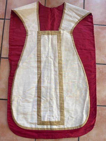 Chasuble romaine ancienne - Broderie - Orfroi - Fil doré -