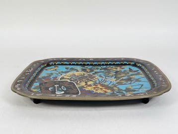 Dienblad - Cloisonné met samurai-zwaard met tsuba versierd