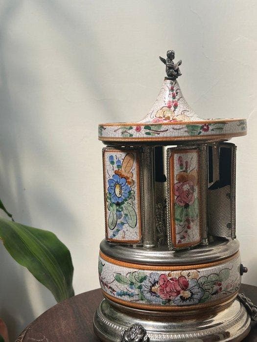 Muzikale sigarettenautomaat - Metaal, Legering, majolica -, Collections, Articles de fumeurs, Briquets & Boîtes d'allumettes