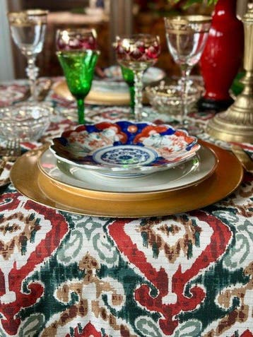 Tafelkleed met een etnisch ikat-ontwerp op linnen, prachtige