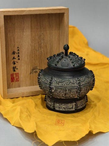Shoko-sha - Pot - Bas-relief van Kui Dragon en Beestmasker -