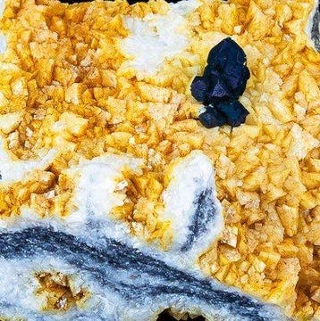 Langgerekte cluster van zwarte sphalerietkristallen op