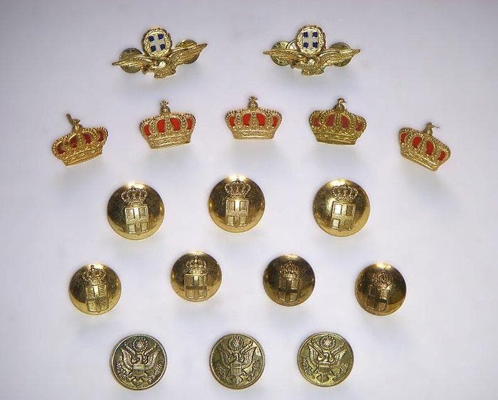 Collection thématique - Boutons duniforme et insignes de, Antiek en Kunst, Antiek | Speelgoed